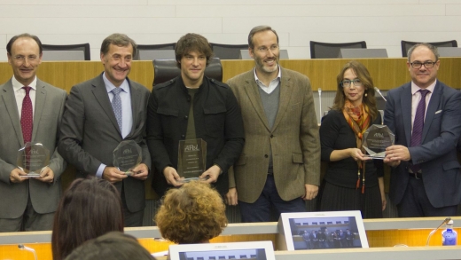 Recoge el Premio Javier Pérez Fernández (primero por la derecha), director general de Mayores y Personas con Discapacidad, y Eugenia Fernández, directora de Inciso Integración.